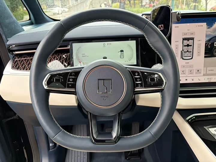 Фото 21 - Zeekr 009