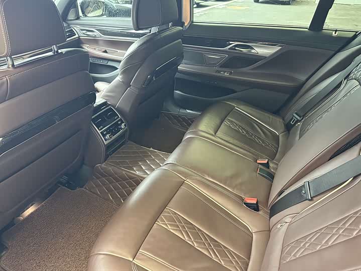 Фото 10 - BMW 7 Series