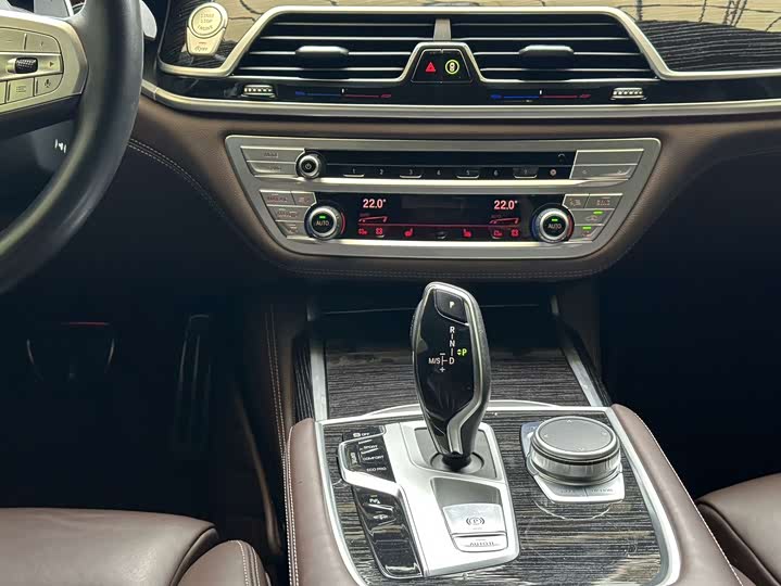 Фото 12 - BMW 7 Series