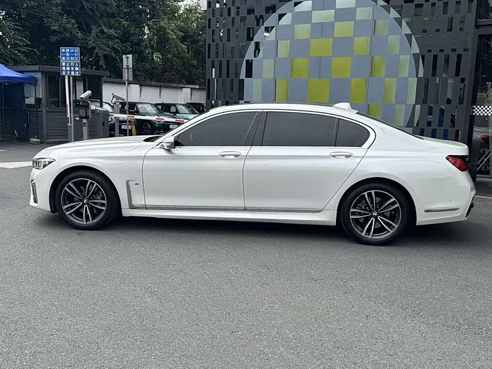 Фото 3 - BMW 7 Series