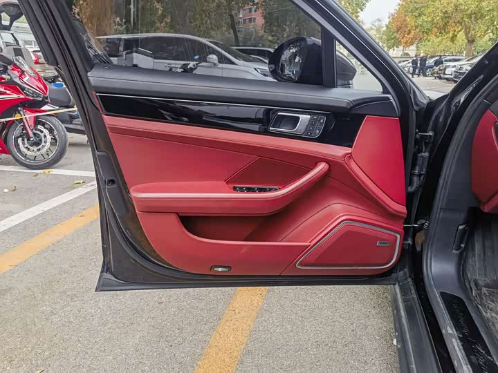 Фото 3 - Porsche Panamera