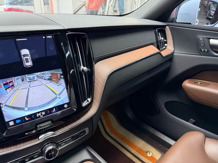 Фото 10 - Volvo XC60