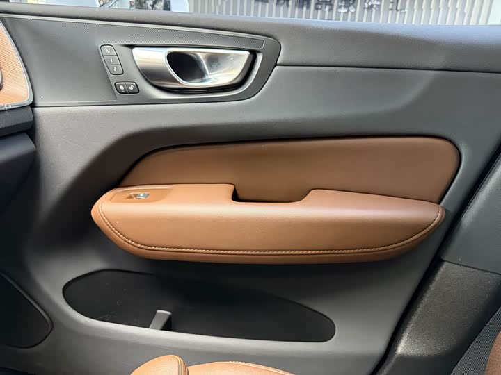 Фото 11 - Volvo XC60