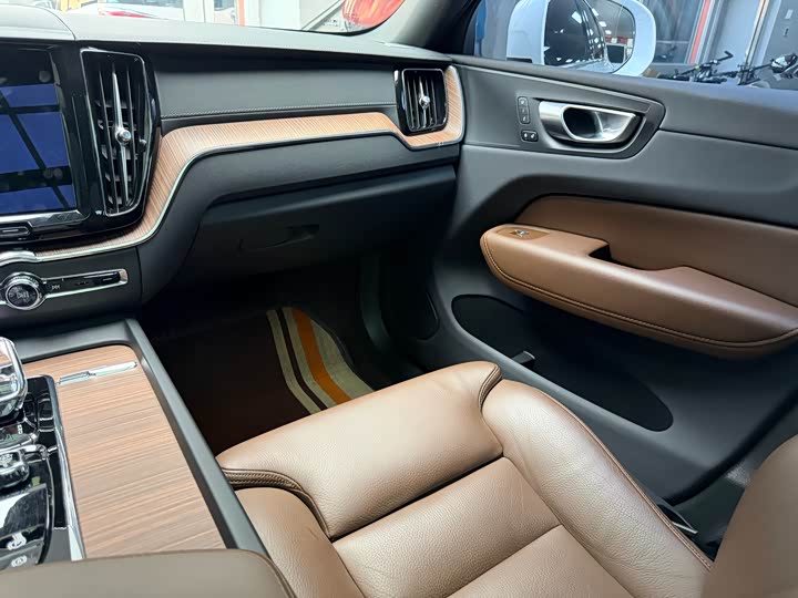 Фото 24 - Volvo XC60