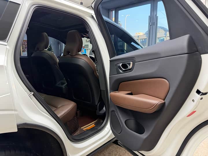 Фото 35 - Volvo XC60