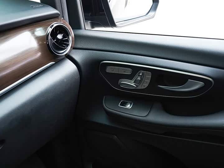 Фото 13 - Mercedes-Benz V-Class