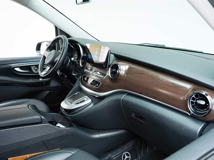 Фото 17 - Mercedes-Benz V-Class