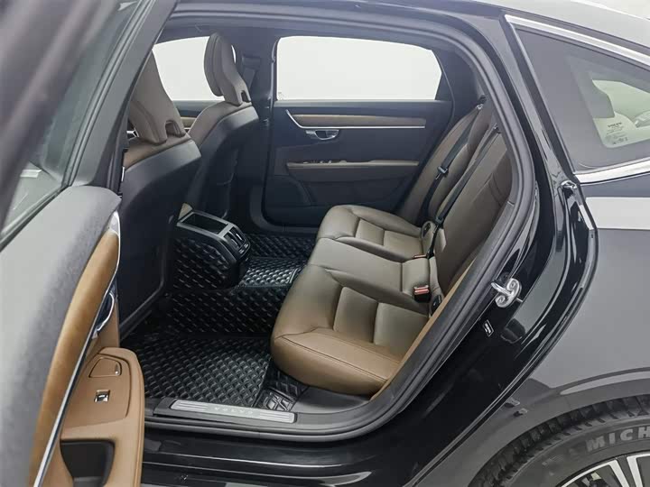 Фото 15 - Volvo S90