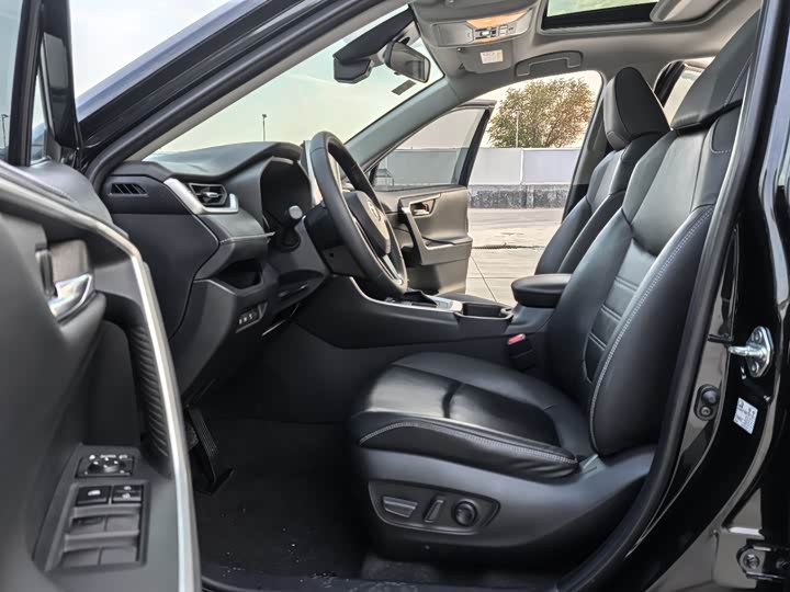 Фото 4 - Toyota RAV4