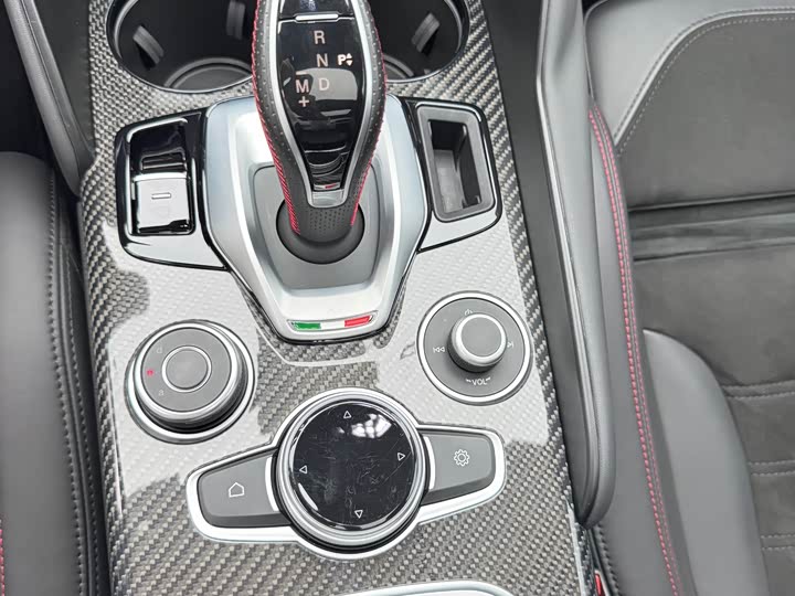 Фото 22 - Alfa Romeo Giulia