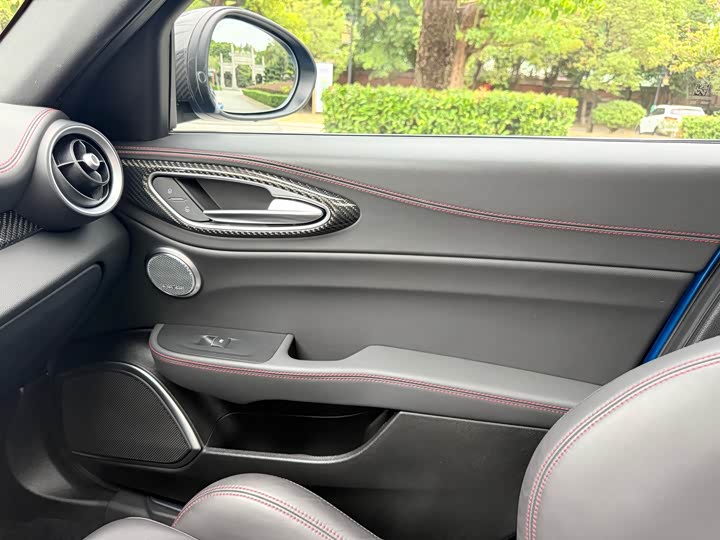 Фото 23 - Alfa Romeo Giulia