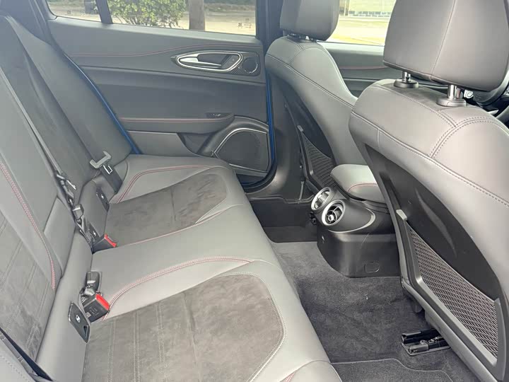 Фото 8 - Alfa Romeo Giulia