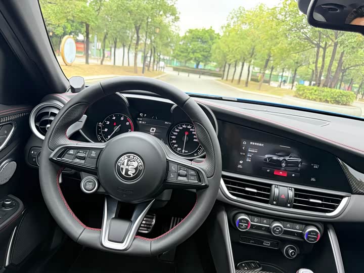 Фото 9 - Alfa Romeo Giulia