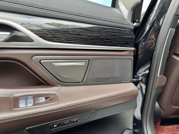 Фото 17 - BMW 7 Series