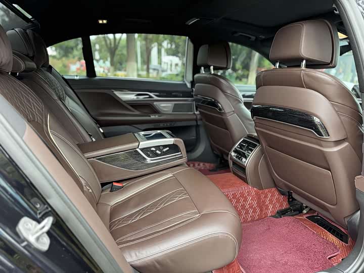 Фото 18 - BMW 7 Series