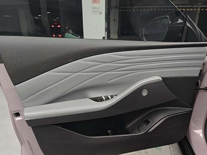 Фото 9 - Geely Galaxy E8