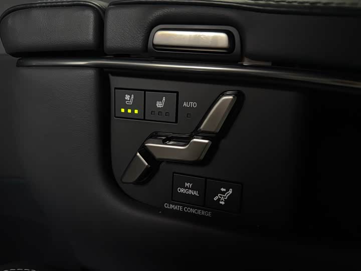 Фото 13 - Lexus LM