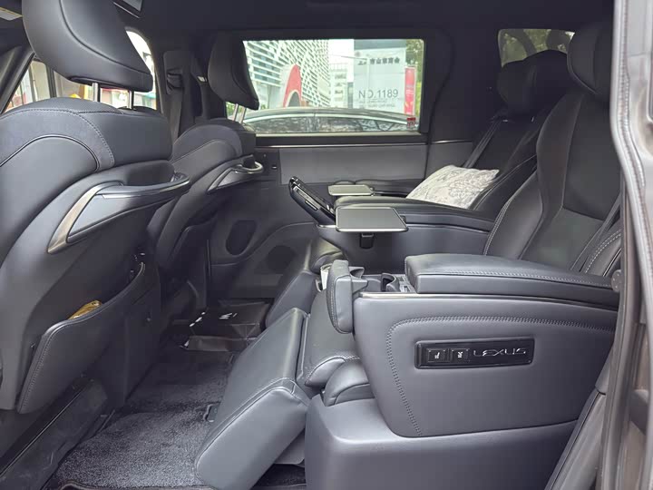 Фото 14 - Lexus LM