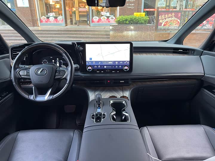 Фото 16 - Lexus LM