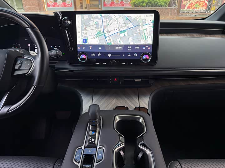 Фото 18 - Lexus LM