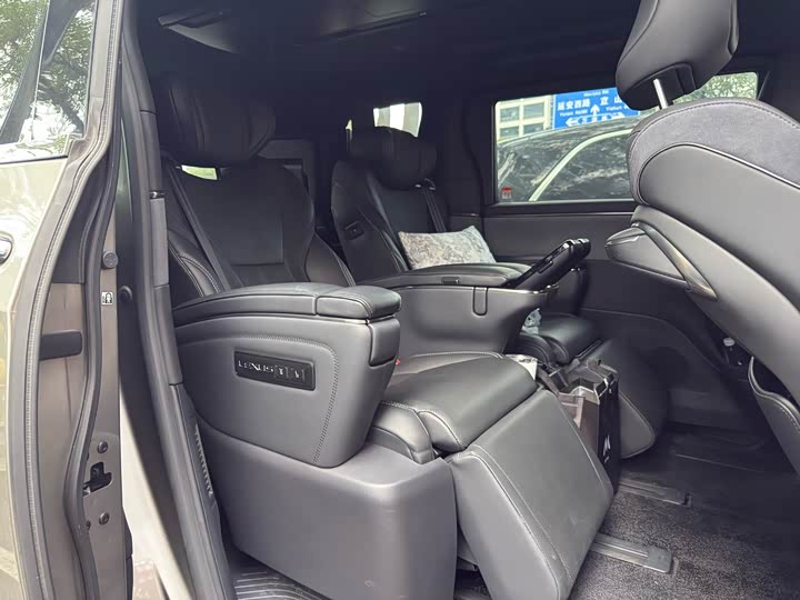 Фото 20 - Lexus LM