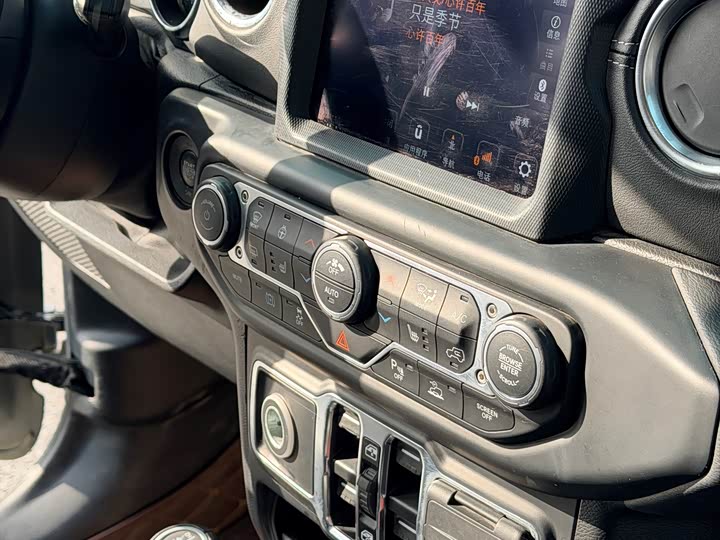 Фото 8 - Jeep Wrangler Hybrid