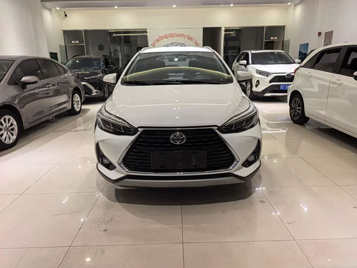 Фото 2 - Toyota Yaris L Hatchback