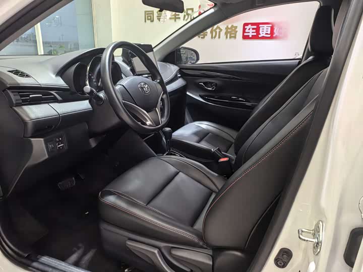 Фото 4 - Toyota Yaris L Hatchback