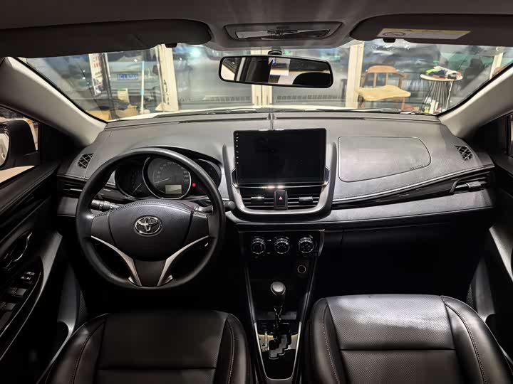 Фото 5 - Toyota Yaris L Hatchback