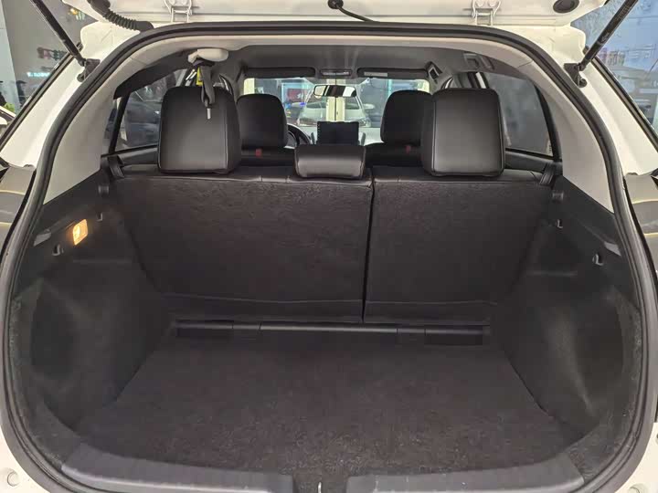 Фото 7 - Toyota Yaris L Hatchback