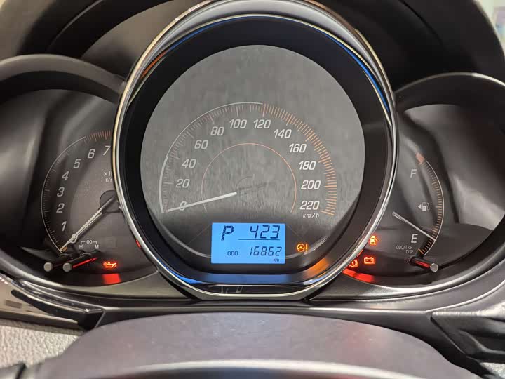 Фото 8 - Toyota Yaris L Hatchback