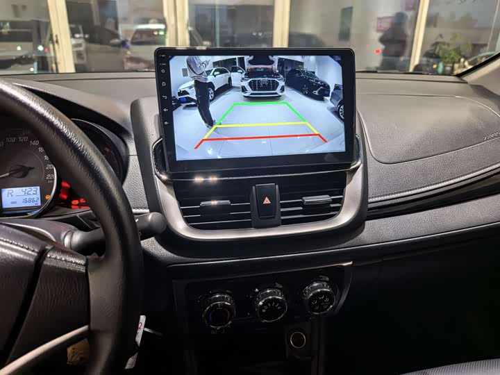 Фото 9 - Toyota Yaris L Hatchback