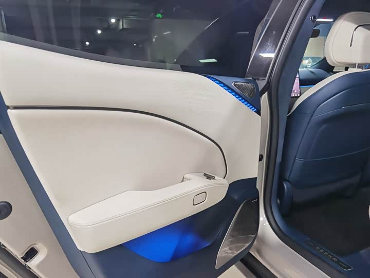 Фото 16 - Zeekr 007