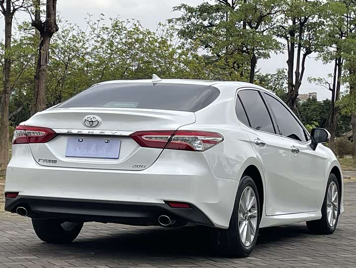 Фото 10 - Toyota Camry