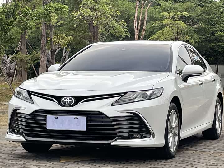 Фото 2 - Toyota Camry