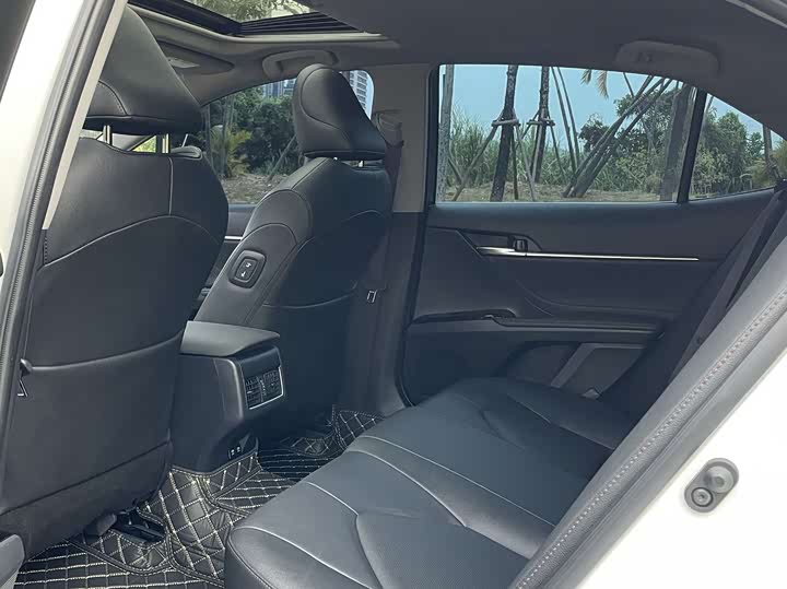 Фото 7 - Toyota Camry