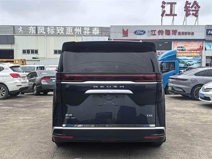 Фото 9 - Denza D9