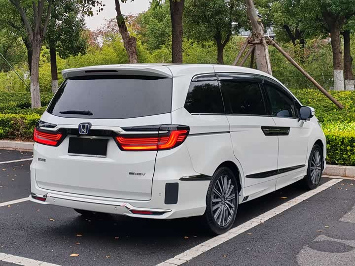 Фото 3 - Honda Elysion