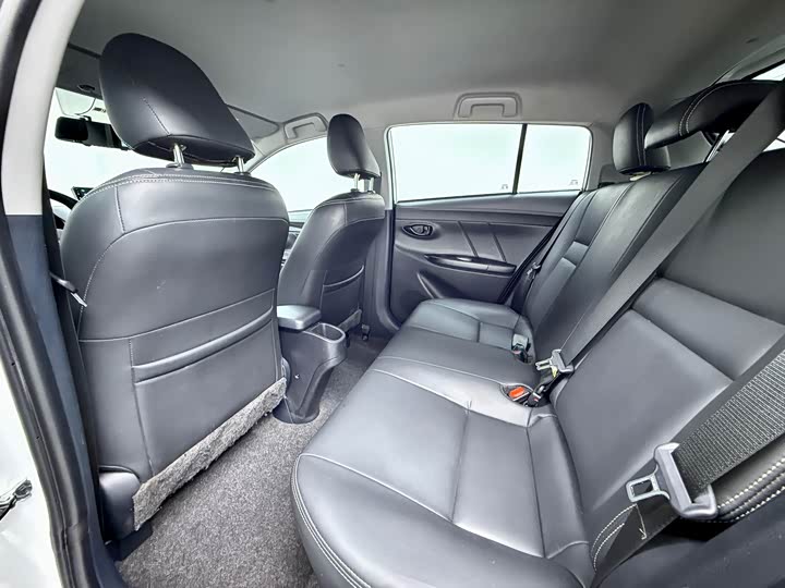 Фото 10 - Toyota Yaris L Hatchback