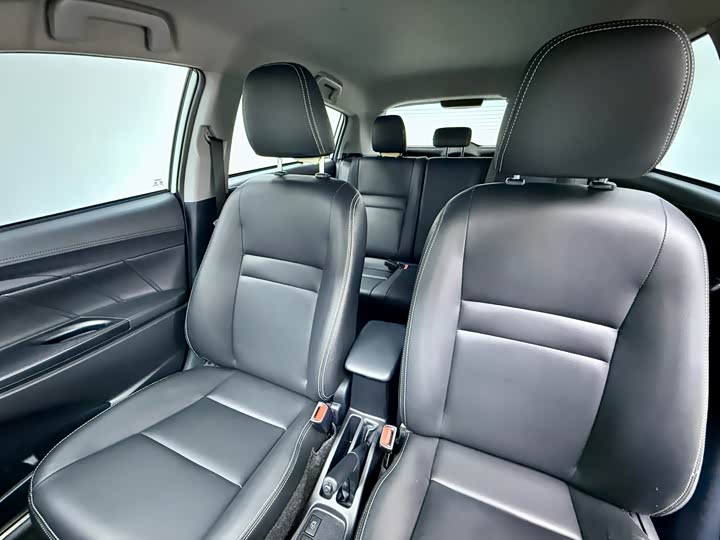 Фото 11 - Toyota Yaris L Hatchback