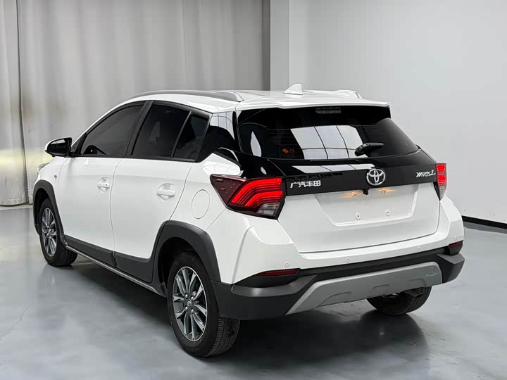 Фото 14 - Toyota Yaris L Hatchback