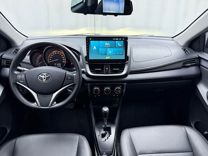 Фото 6 - Toyota Yaris L Hatchback