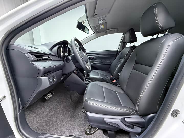 Фото 7 - Toyota Yaris L Hatchback