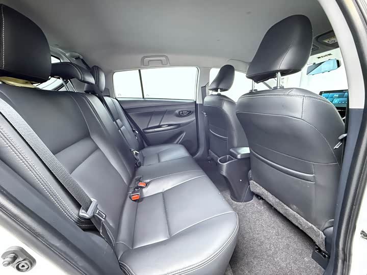 Фото 8 - Toyota Yaris L Hatchback