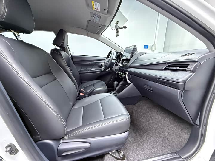 Фото 9 - Toyota Yaris L Hatchback