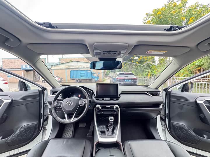 Фото 10 - Toyota RAV4