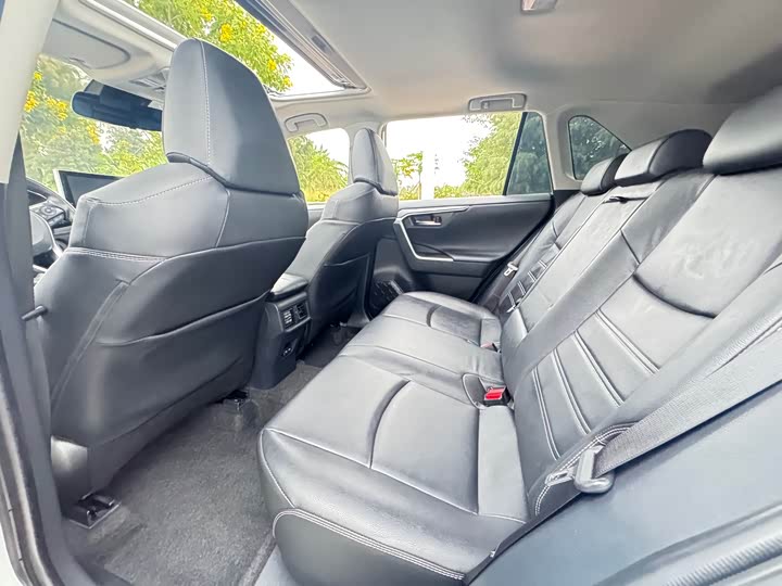 Фото 7 - Toyota RAV4