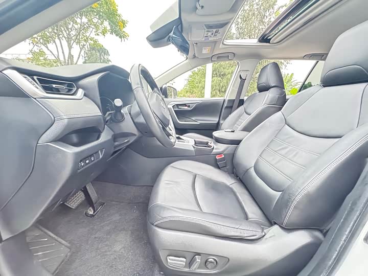 Фото 8 - Toyota RAV4