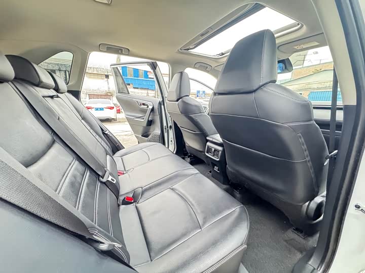 Фото 9 - Toyota RAV4