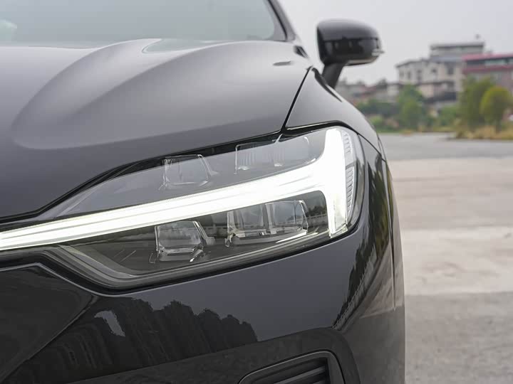 Фото 10 - Volvo XC60